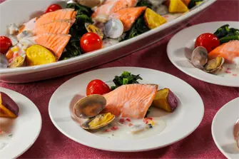 サーモンの白ワイン蒸し　浅利のソース