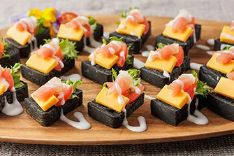 いわきトマトと生ハム 竹炭パンのオープンサンド